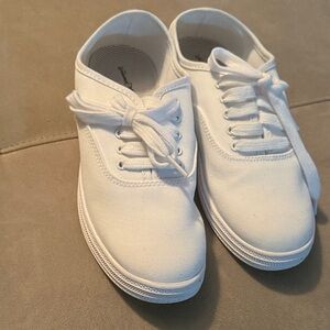 Universal Thread Canvas Lace-Up Sneakers *NEVER WORN*